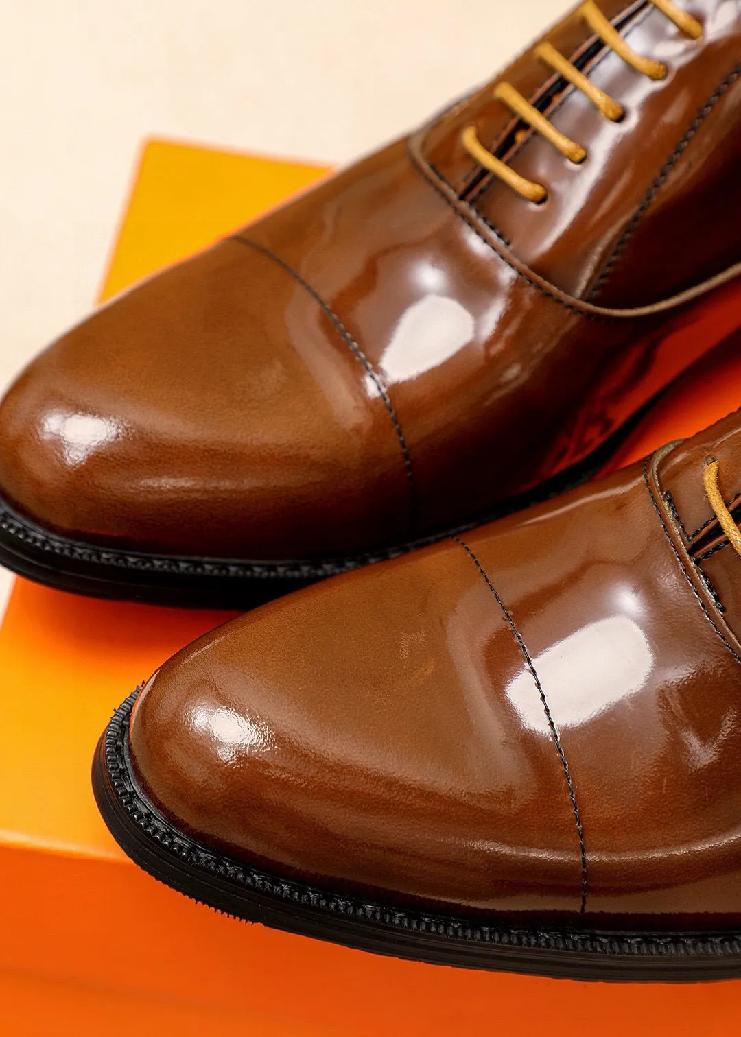 Men's shoes 💰460💐 Product trademark: HERMES "Hermès" business leather shoes Regular size: 38-44 (45🉑️customized) Product materials: Selected imported first-layer open-edge beaded calfskin upper, imported water-dyed 🐂 cowhide lining. Strong three-dimensional visual effect, non-slip and wear-resistant combination outsole Color: 2⃣️colors available